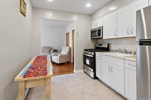 135 235th St, Bronx NY 10470-2463 exterior