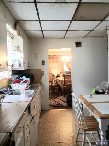 1290 Beaumont Ave, Teaneck NJ 07666-4901 exterior