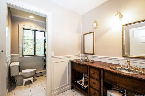 16 Hemlock Holw Rd, Armonk NY 10504-3009 exterior