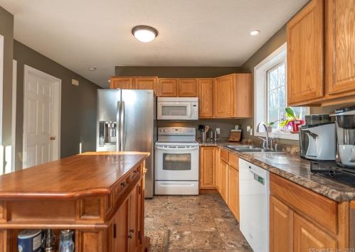 801 Upper Maple St, Killingly CT 06241-2224 exterior