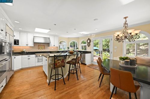 204 Pleasant Oaks Ct, Concord, CA 94523-2565