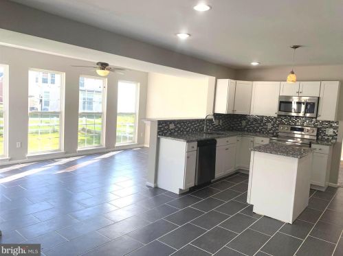 708 Dora Moors Ln, New Castle DE  19720-8764 exterior