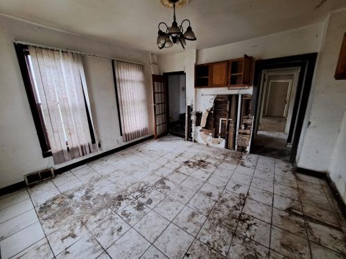 2822 28th St, Milwaukee, WI 53210-2004