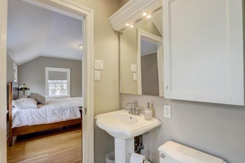 6405 Lk Dr, Milwaukee WI 53217-4229 exterior