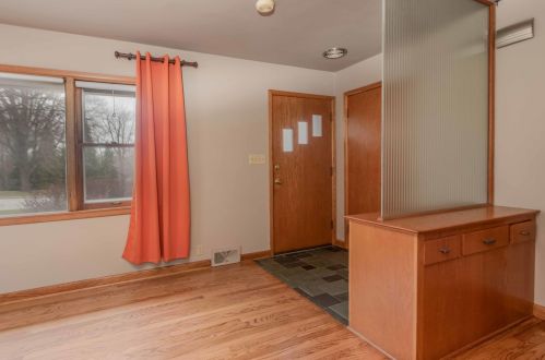 5796 Kinnickinnic Riv Pkwy, Milwaukee WI 53219-2231 exterior