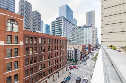 440 Wabash Ave, Chicago IL  60605-1209 exterior