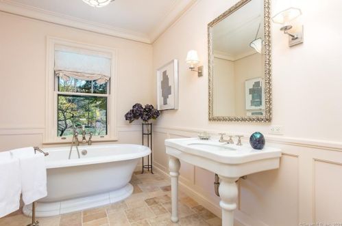 49 Mtn Spg Rd, Farmington CT 06032-1613 exterior