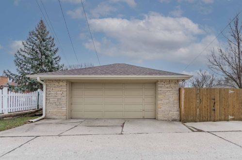 5796 Kinnickinnic Riv Pkwy, Milwaukee WI 53219-2231 exterior