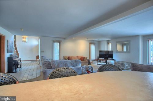 409 Dart Dr, Hanover PA 17331-1327 exterior