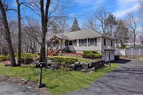 15 Maple Dr, Middletown, NY 10940-6910