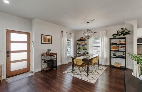 2744 Catherine St, Dallas TX  75211-5221 exterior