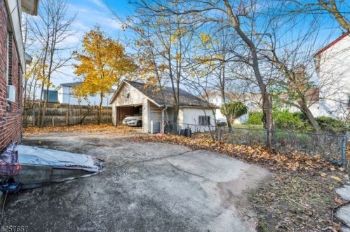 721 Pleasant Vly Way, Town Center NJ 07052-2810 exterior