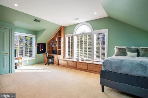 896 Alvermar Rdg Dr, Mc Lean VA 22102-1439 exterior