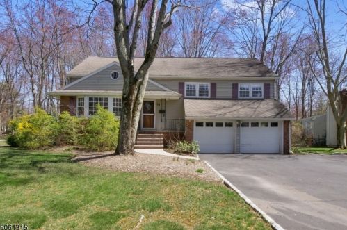 28 Janet Ln, Berkeley Heights, NJ 07922-2417