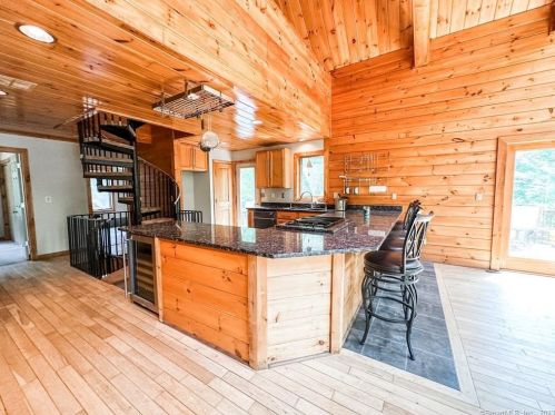 334 Ledge Rd, Killingly CT 06241-1910 exterior