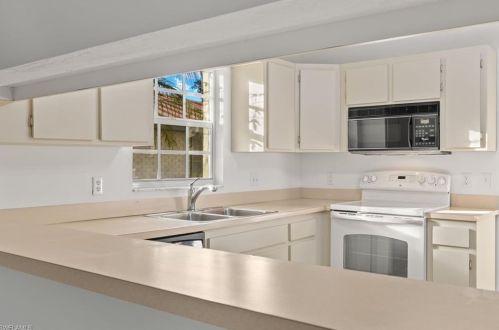 812 102 Ave, Naples FL 34108-3216 exterior