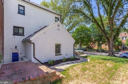 1900 Q St, Washington DC  20009-1008 exterior