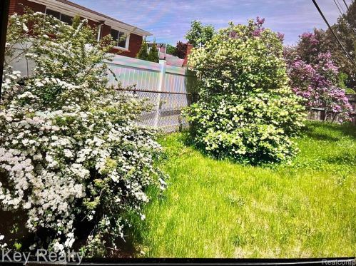 5975 Hubbell St, Dearborn Heights MI 48127-2445 exterior