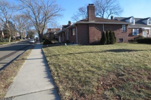 18 Roosevelt Ave, Hasbrouck Heights NJ 07604-1011 exterior