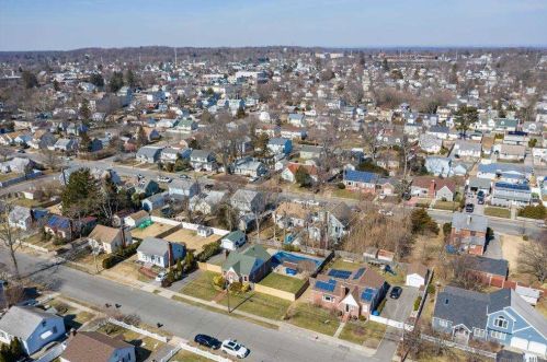 31 Leyden St, Huntington Station NY 11746-1825 exterior