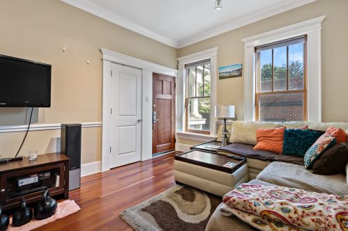 1028 Wolfram St, Chicago, IL 60657-4328