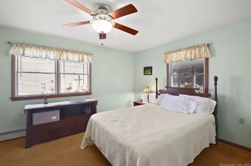 124 Center St, Windsor Locks CT 06096-2708 exterior