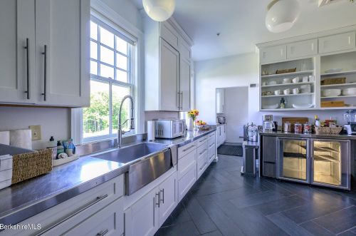 2 Kemble St, Lenox MA 01240-2816 exterior