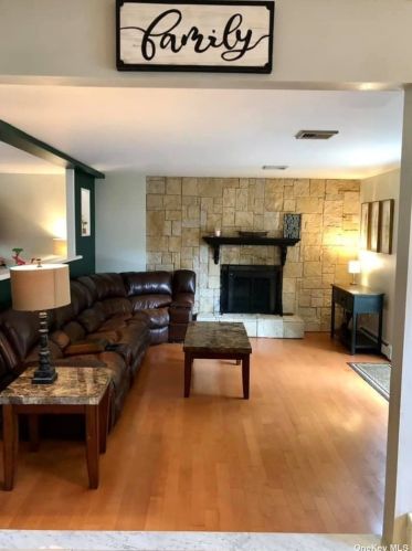 2 Leroy Ct, Commack NY  11725-1703 exterior