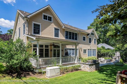 25 Crst Dr, Little Silver NJ 07739-1318 exterior