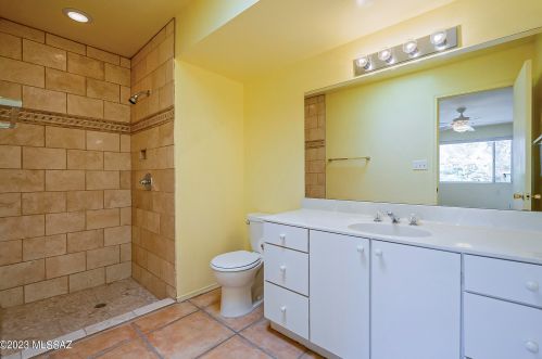 5860 Swan Rd, Tucson AZ 85718-5433 exterior