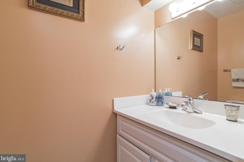 11920 Bargate Ct, Rockville MD 20852-4117 exterior