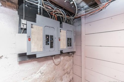 43 Elro St, Manchester CT 06040-4228 exterior