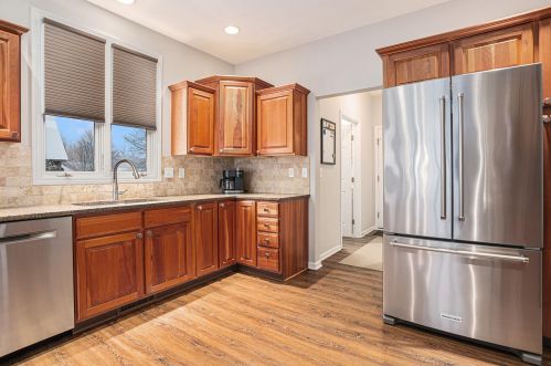 1685 Oakleigh Wood Dr, Grand Rapids MI 49504-2575 exterior