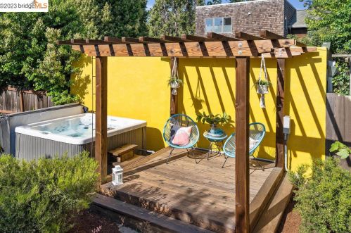 1221 Blake St, Berkeley CA 94702-2014 exterior