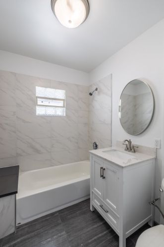 8542 Oglesby Ave, Chicago IL 60617-5251 exterior