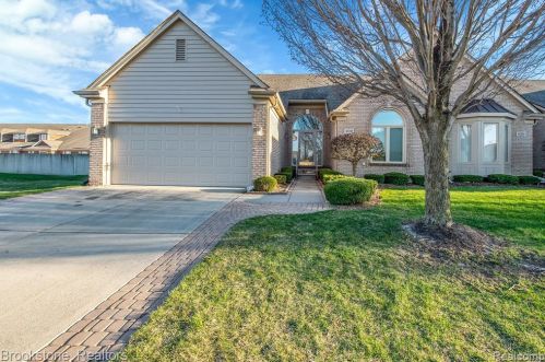 45338 Diamond Pond Dr, Macomb Township, MI 48044-3549