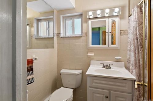 135 235th St, Bronx NY 10470-2463 exterior