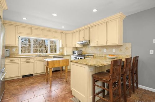 14 Wilton Acres, Wilton CT 06897-4530 exterior