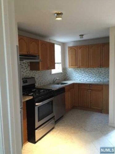 196 Uhland St, East Rutherford NJ  07073-1728 exterior