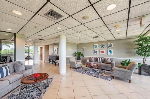 17 Bluebill Ave, Naples FL 34108-1793 exterior