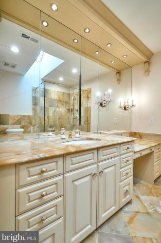 2221 Jefferson Ln, Huntingdon Valley PA 19006-6038 exterior