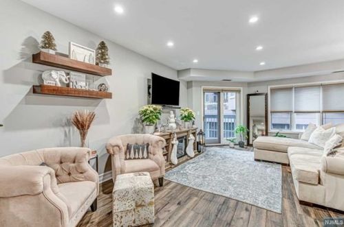 206 Jefferson Ct, Edgewater, NJ 07020-1647