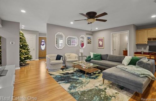 308 1st St, Fenton MI  48430-2703 exterior