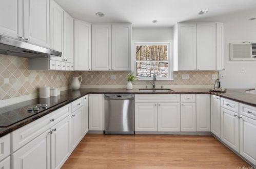 30 Woodcrest Dr, Armonk NY 10504-2904 exterior