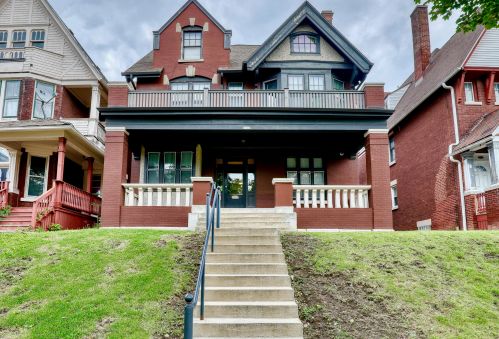 136 1 St, Milwaukee WI 53207-0014 exterior