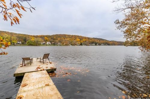 310 Roosevelt Dr, Seymour CT 06478-1738 exterior