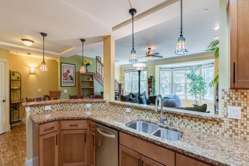 822 Hamilton St, Milwaukee WI 53202-1607 exterior