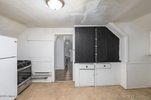 701 Vries St, Grand Rapids MI 49503-8118 exterior