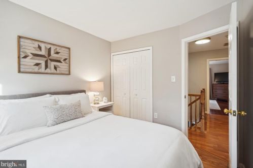 6607 Kelsey Pt Cir, Alexandria VA 22315-5528 exterior