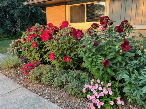 9140 Lake Dr, Milwaukee, WI 53217-1944